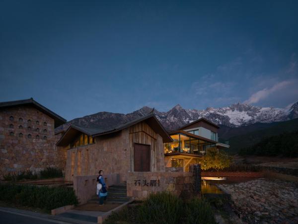 A la foto es mostra l'objecte Lijiang Snow Mountain stone house situat a la ciutat de Longpan.
