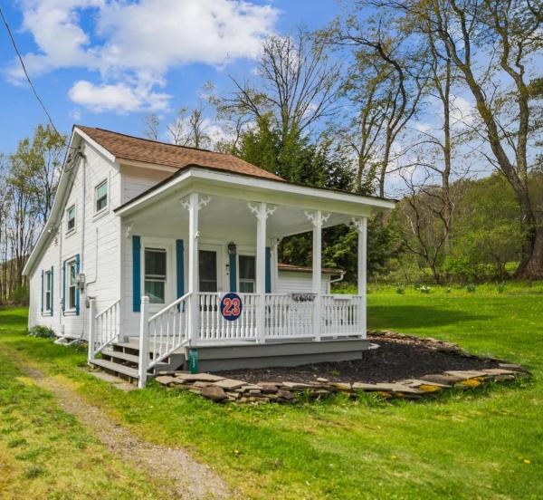 Na fotografii je vidět objekt Cozy Milford Cottage on Half Acre w Deck & Grill nacházející se ve městě Worcester.