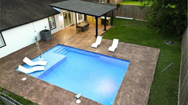 La photo montre l'objet Newly updated Cozy Home with Pool, Patio, BBQ! 5BR situé dans la ville de Jacinto City.