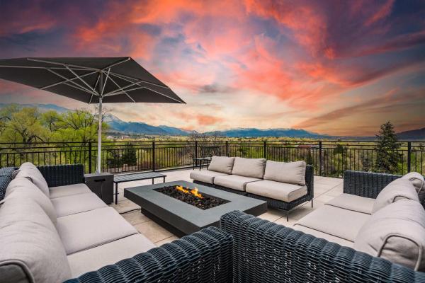 A la foto es mostra l'objecte The Overlook Luxury Rooftop Retreat by Broadmoor situat a la ciutat de Broadmoor.