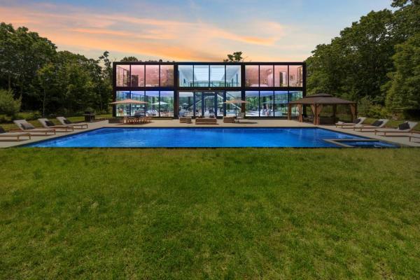 A la foto es mostra l'objecte One of a kind Glass House! situat a la ciutat de East Hampton.
