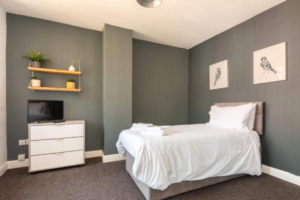 The photo shows the Convenient Room in Doncaster House With Kitchen located in the city of Doncaster.
