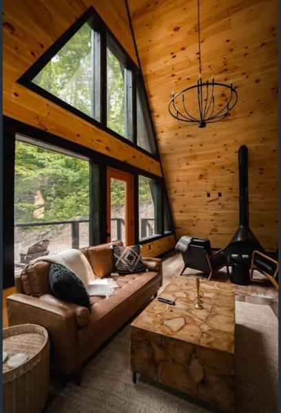 写真にはOld Chilhowee市にあるMy Tennessee A-Frame by Avada Propertiesが写っています。
