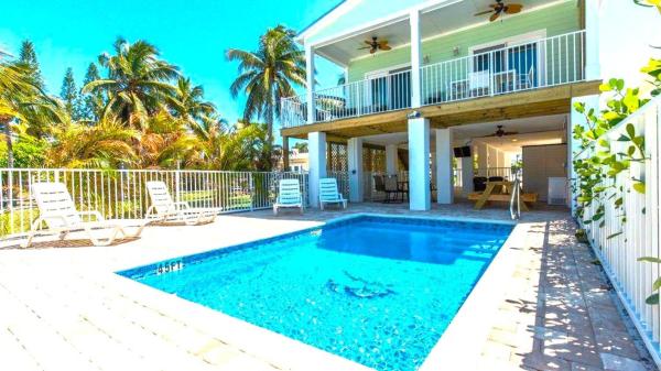 På billedet ses objektet #8waterfront 4 Bed 3 Bath Pool Home W Free Dock beliggende i byen Marathon.
