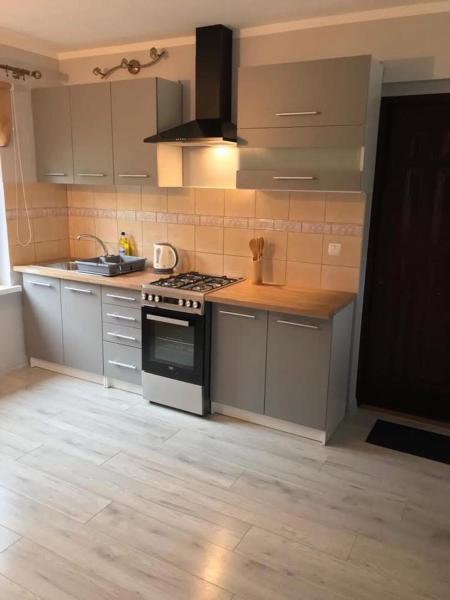 Na fotografii je vidět objekt Apartament Wisełka nad jeziorem nacházející se ve městě Wisełka.
