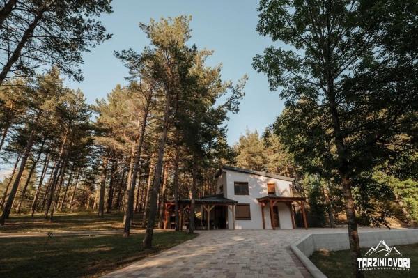 Na fotografii je vidět objekt Vikendica Tarzini dvori - privatnost na 2000m2 nacházející se ve městě Tomislavgrad.
