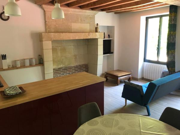 A la foto es mostra l'objecte Petite maison dans fosse troglodytes situat a la ciutat de Coutures.