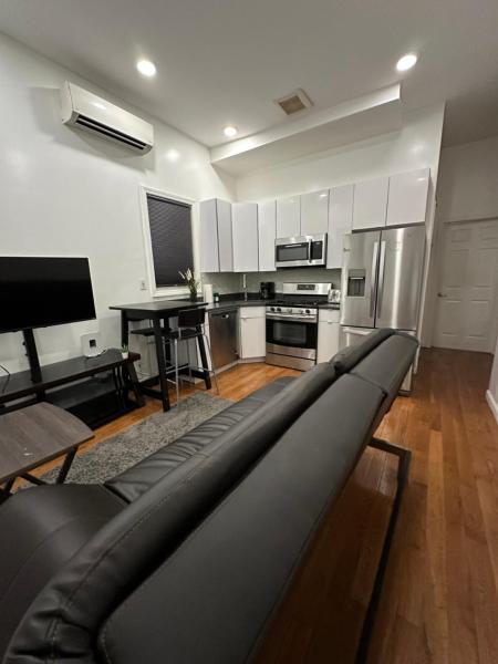 A la foto es mostra l'objecte Modern Comfort 2BR Haven shared with the host situat a la ciutat de Brooklyn.
