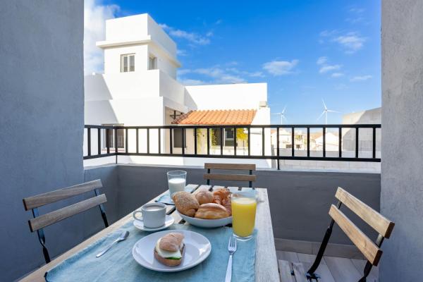 A la foto es mostra l'objecte Atico con terraza situat a la ciutat de La Listada.