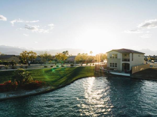 På bildet vises objektet Solmar at Terra Lago Private Lake House With Pool som ligger i byen Indio.
