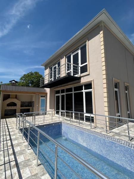 The photo shows the Sunrise Guesthouse located in the city of İstisu.