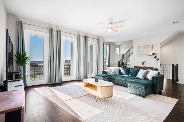 På billedet ses objektet Stylish 4br Lake House beliggende i byen Rowlett.