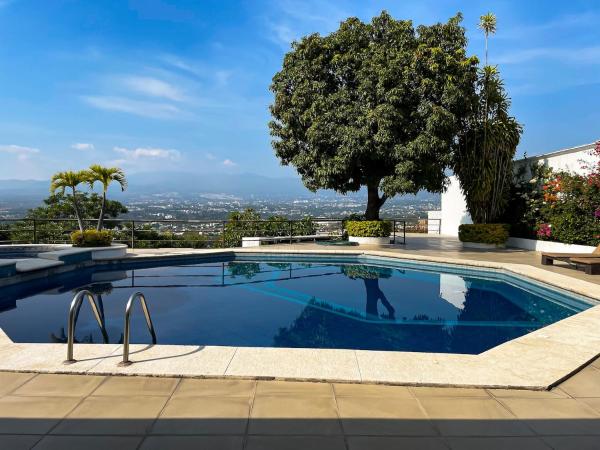 A la foto es mostra l'objecte Casa Lomas de Cuernavaca situat a la ciutat de Jiutepec.