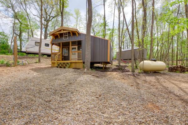 Na zdjęciu widoczny jest obiekt Cabin with Trail Access to Mohican River położony w mieście Walhonding.