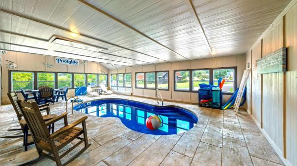 A la foto es mostra l'objecte Poolside at Autumn Woods - Pool, Theater, Fireplace, Firepit, Arcade situat a la ciutat de Sevierville.