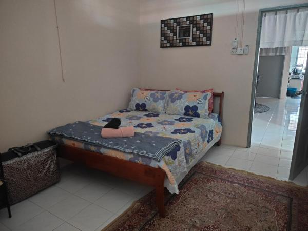 Auf dem Foto ist das Objekt Ontok Ontok Homestay Senawang in der Stadt Rantau zu sehen.
