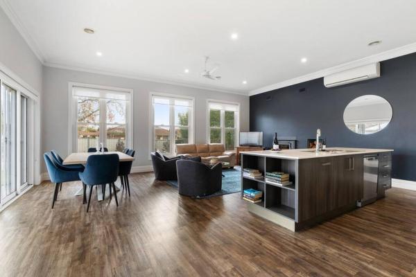 A la foto es mostra l'objecte 'Barton House' - Ideal Location Stroll to CBD situat a la ciutat de Orange.