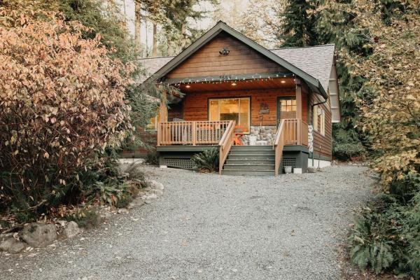 A la foto es mostra l'objecte Glacier Springs Cabin 65 - Hot Tub - Wi-Fi situat a la ciutat de Glacier.