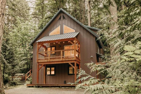 A la foto es mostra l'objecte Snowline Cabin 69 - Upscale - Hot Tub - Wifi situat a la ciutat de Glacier.