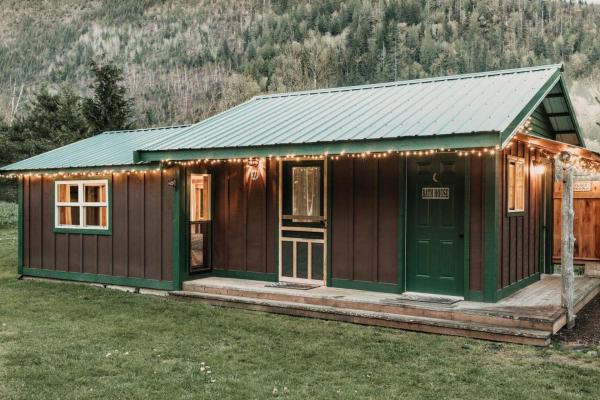 På billedet ses objektet Maple Falls Cabin #71 - Rustic - Pets Ok - Wi-Fi beliggende i byen Maple Falls.