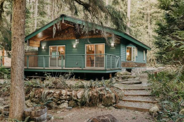 På billedet ses objektet Glacier Springs Cabin 60 - Soaker Tub - Blu-Ray - Sleeps 4 beliggende i byen Maple Falls.