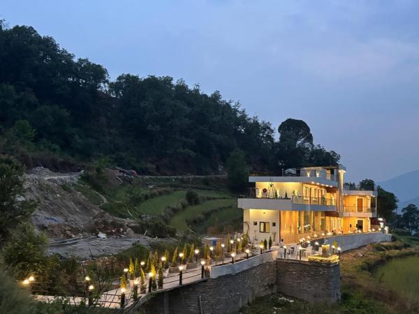 Nella foto è visibile l'oggetto Yashasvi Himalayan Resort situato nella città di Chandrāpuri.