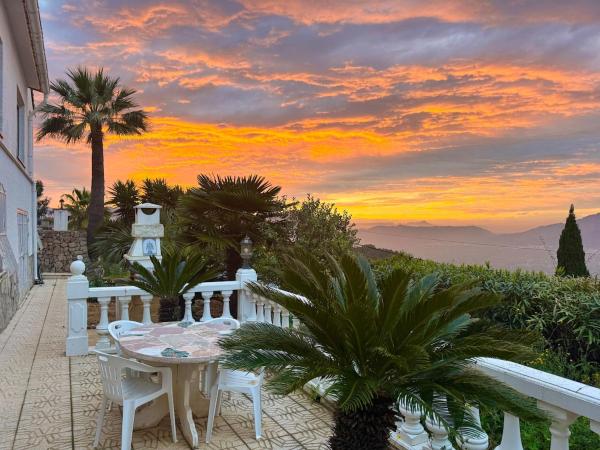 A la foto es mostra l'objecte La Luzia - cozy retreat with panoramic view situat a la ciutat de Benidoleig.