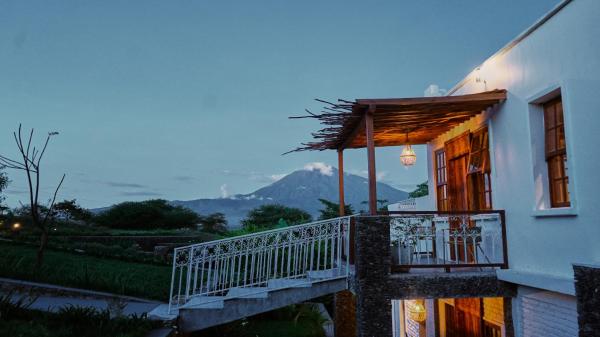 The photo shows the Mateves boutique lodge located in the city of Mkulat.