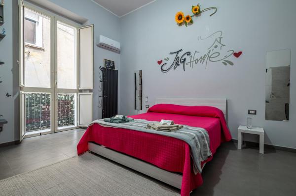 Na fotografii je vidět objekt J&G Home Spaccanapoli nacházející se ve městě Neapol.