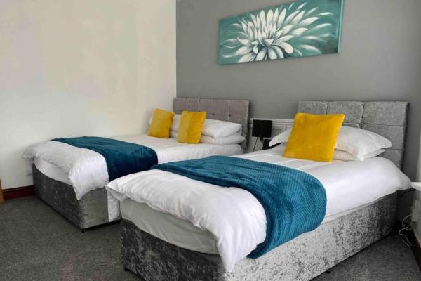 Zdjęcie 2: 2 Bed Flat - Sleeps 7 - Parking - Wifi