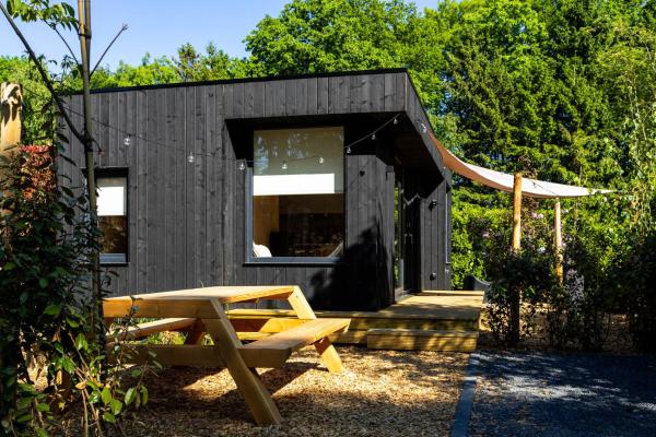 Na zdjęciu widoczny jest obiekt Knus gezinsverblijf in Cosi Tiny House op de Veluwe położony w mieście Epe.