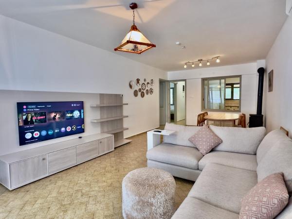 A la foto es mostra l'objecte Beachside Bliss, Modern Stay 1 Min from the Sea in Sarımsaklı Ayvalik situat a la ciutat de Kucukkoy.
