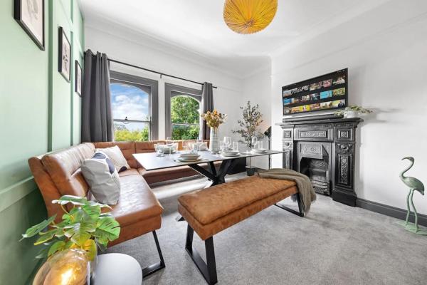 Stylish 3Bed 2Bathroom Flat - 4 mins to Tube, London
