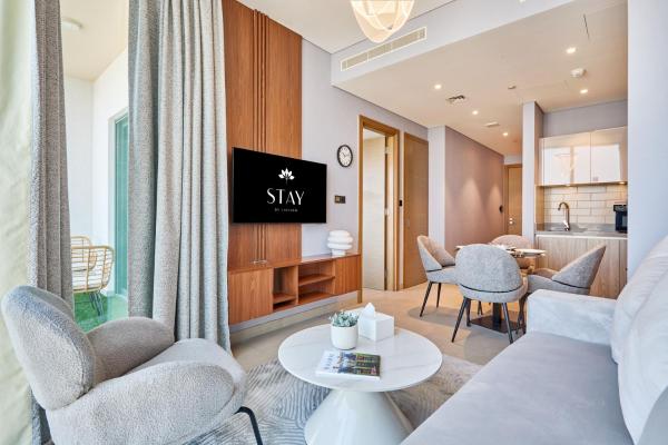 På billedet ses objektet STAY BY LATINEM Luxury 1BR Holiday Home W 2709 Near Burj Khalifa beliggende i byen Dubai.