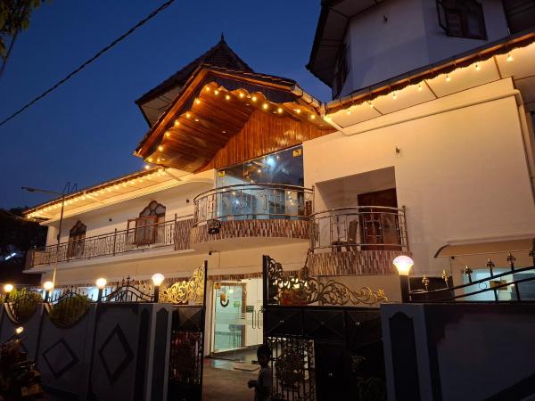 A la foto es mostra l'objecte J City Holidays Inn situat a la ciutat de Jaffna.