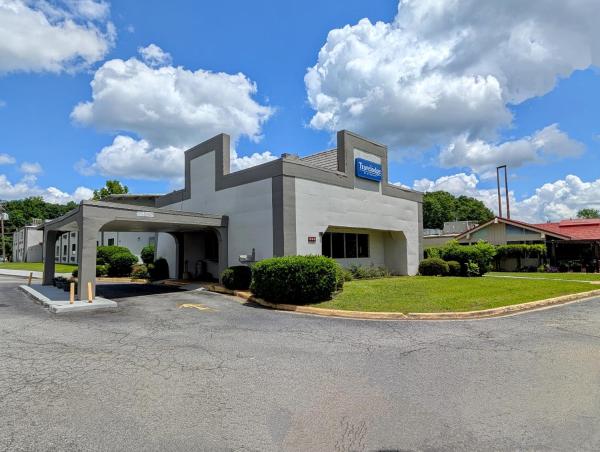 Na fotografii je vidět objekt Travelodge by Wyndham Forsyth nacházející se ve městě Barnesville.