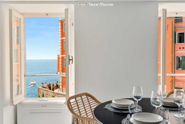A la foto es mostra l'objecte Sussurro del Mare, Terre Marine situat a la ciutat de Riomaggiore.