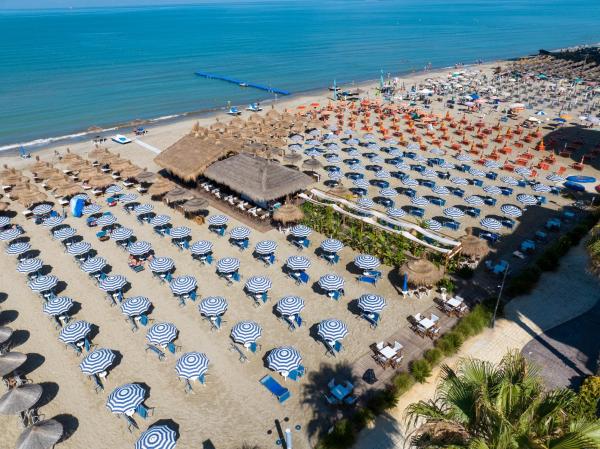 Na fotografii je vidět objekt Blu Apart Hotel Durres nacházející se ve městě Durrës.