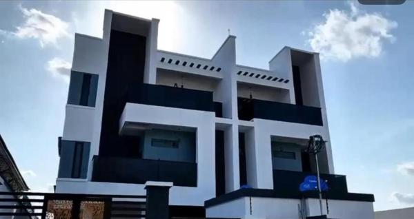 A la foto es mostra l'objecte PeaceField Haven situat a la ciutat de Ikeja.