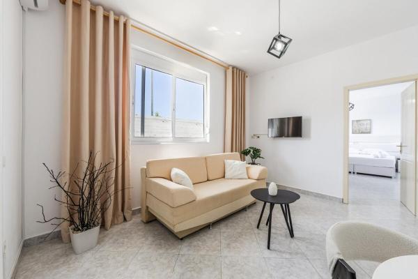 Modern Home With Wifi And Beach Access Golem By Pikhost - Golem