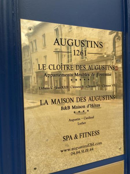 Na zdjęciu widoczny jest obiekt La Maison des Augustins 4 stars Spa et Fitness położony w mieście Awinion.