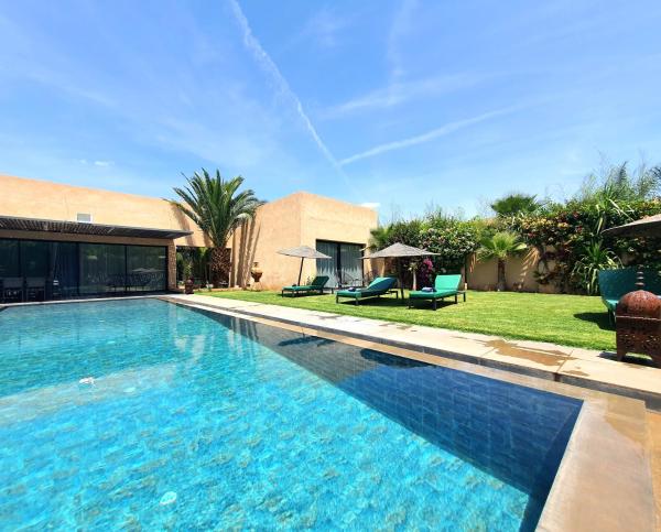 Nella foto è visibile l'oggetto Not overlooked villa with heated pool 4 suites situato nella città di Ouled Khellouf.