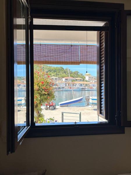 Na foto é possível ver o objeto Vathi Seaside Apartment localizado na cidade de Vathí.