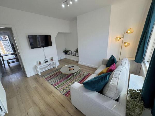 Levenshulme House - 2 Bedroom - Sleeps 6 - Free Parking & WiFi, Mánchester