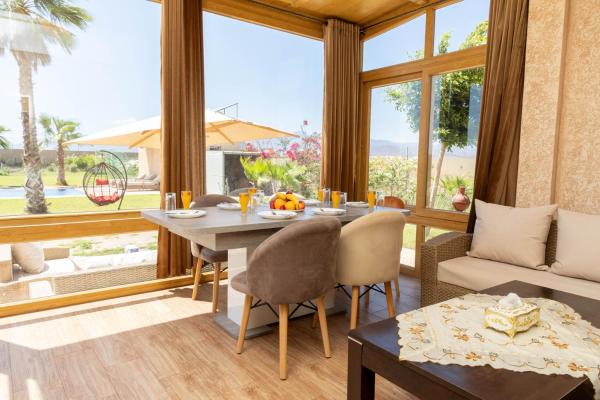 写真にはBouria市にあるPeaceful Family Villa on a Farm with Private Pool and Stunning Mountain Viewsが写っています。