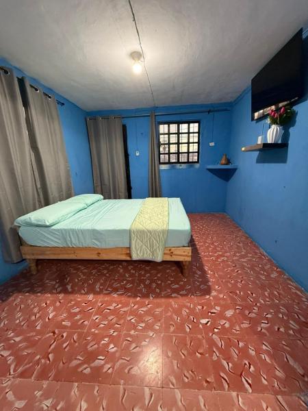 The photo shows the CasaAZULROSA located in the city of Progreso.