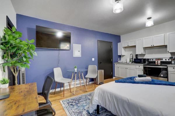 På billedet ses objektet Adorable Studio McKinley Beach - Brady St Lower East beliggende i byen Milwaukee.