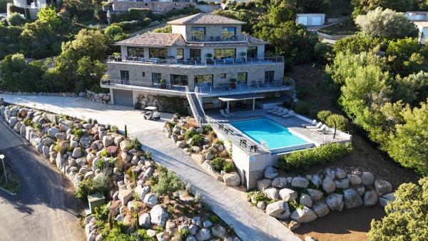 På billedet ses objektet Magnifique Villa 400m de la plage de Tarco 22 personnes beliggende i byen Tarcu.