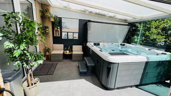 Na zdjęciu widoczny jest obiekt Modern and luxury vacation house, private Jacuzzi położony w mieście Benthuizen.