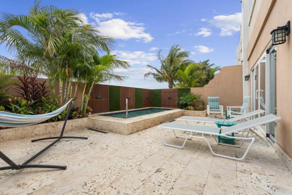Beach View - Blue Ocean View townhome - LV18th, Palm-Eagle Beach